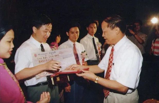 坚定立足珠海发展 ag真人平台官方软件陈利浩获评20年突出贡献企业家